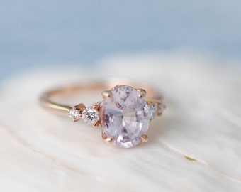 Klassische Verlobungsring, Lavendel Pfirsich Saphir Verlobungsring. Oval geschliffener Verlobungsring in 14 Karat Roségold von Eidelprecious