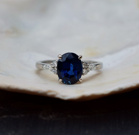Anillo De Zafiro De La Armada Para El Diseño Geométrico De Anillo De Zafiro De La Armada Para El Diseño Geométrico De