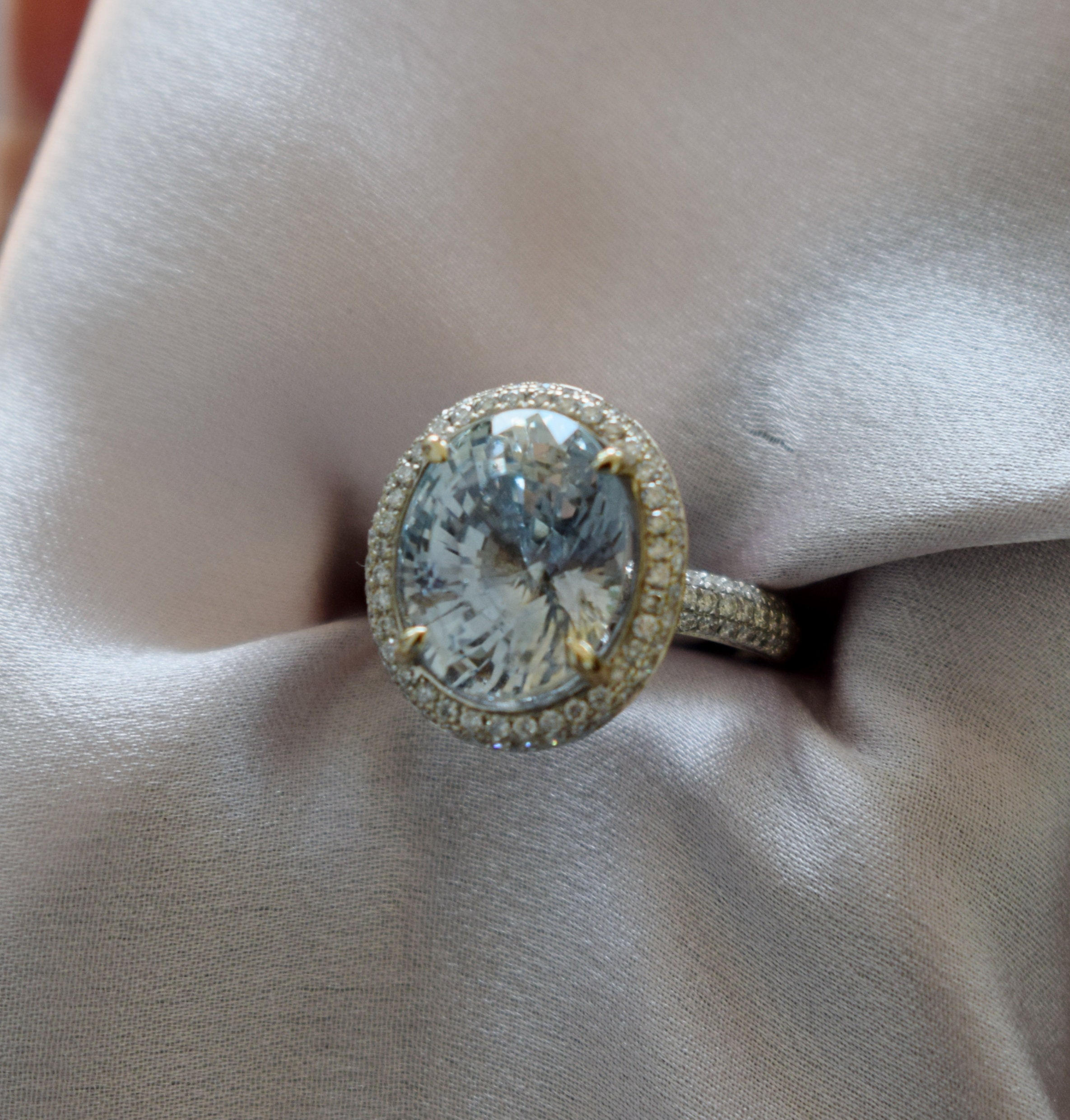 9ct Natural Sapphire & Diamond ring. 9ct Natural Sapphire & Diamond ring.