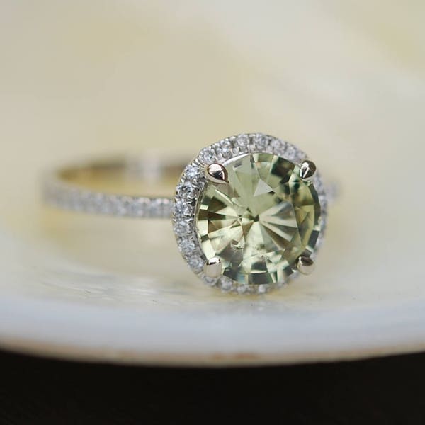 Grüner Saphir Verlobungsring. Verlobungsring aus Weißgold. Grüner Saphir Ring. 1.68ct runder Saphir 14k Weißgold Diamant Ring.