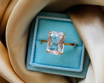 Sparkling Champagne Sapphire ring. Peach sapphire engagement ring. Yellow gold ring with champagne sapphire, radiant cut engagement ring.