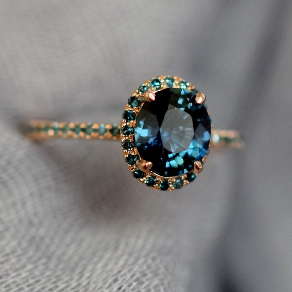 Anello di fidanzamento con zaffiro pavone: zaffiro ovale verde acqua, oro rosa 14k
