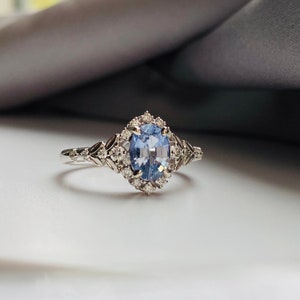 Bague de fiançailles en saphir bleu glacier Kassandra or blanc Bague de fiançailles en saphir bleu clair et diamants Winter Glow Bague de fiançailles enchantée