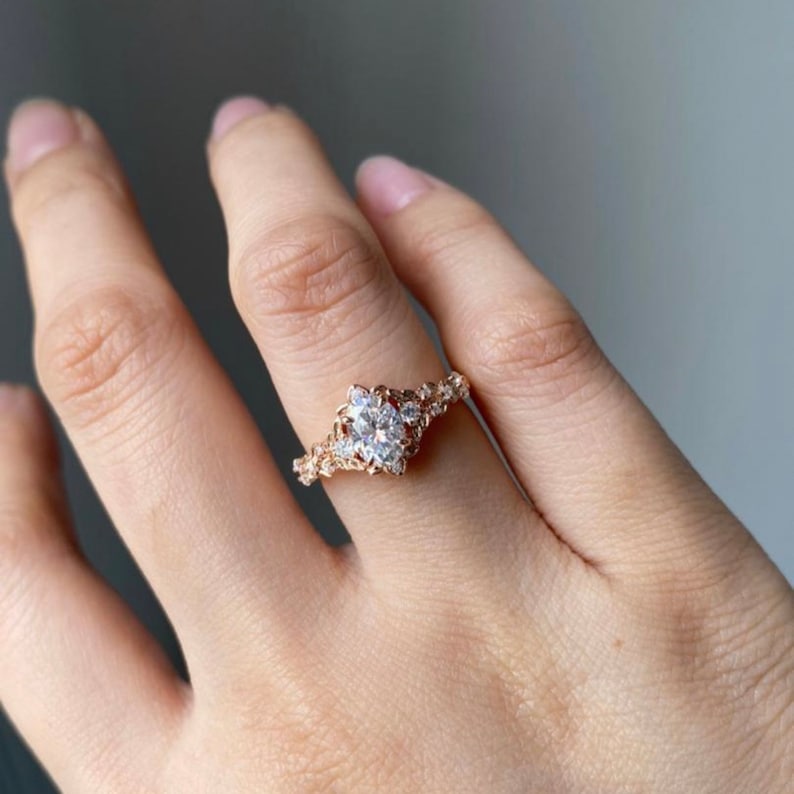 Arwen white sapphire and diamond engagement ring in gold. Cluster, multi-stone, statement ring. Fantasy LOTR alternative ring, EidelPrecios. image 2