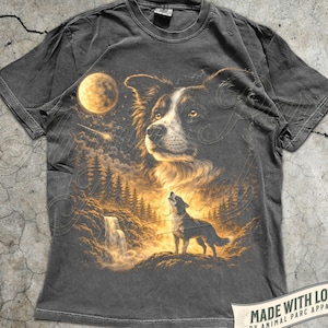 Könnte beinhalten: Pfefferfarbenes T-Shirt mit einer detaillierten Grafik eines Hundes und eines Wolfes, der den Mond in einer Waldszene anheult. Das Design beinhaltet einen Wasserfall und einen Sternenhimmel. Der Text "MADE WITH LOVE BY ANIMAL PARC APPAREL" ist unten rechts aufgedruckt.