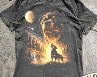 Rottweiler Howling to The Moon Vintage T-Shirt, 90s Retro Animal Graphic Tee, Rottweiler Owner Gift, Full Moon Animals Tee, Funny Dog Shirt