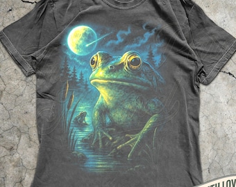 Vintage Frog Graphic Tee, Full Moon Animals, Wildlife T-Shirt Nature Lover Forest Aesthetic Shirt, Cottagecore Retro Animal Top, Funny Frogs