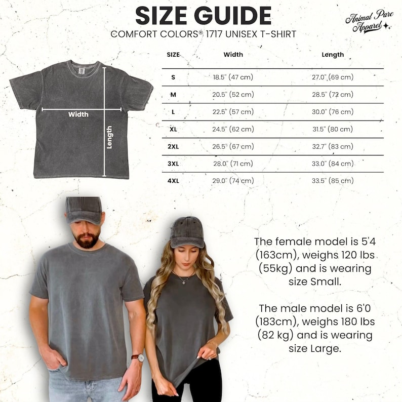 K&ouml;nnte beinhalten: Gr&ouml;&szlig;entabelle f&uuml;r ein Comfort Colors 1717 Unisex-T-Shirt. Die Tabelle zeigt die Ma&szlig;e f&uuml;r die Gr&ouml;&szlig;en S bis 4XL, mit Breite und L&auml;nge in Zoll und Zentimetern. Das Bild zeigt auch ein m&auml;nnliches und weibliches Model, das das T-Shirt tr&auml;gt.