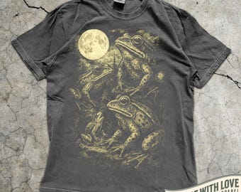Vintage Frog Graphic Tee Full Moon Animals Wildlife T-Shirt Nature Lover Forest Aesthetic Shirt Cottagecore Retro Animal Graphic Unisex Top