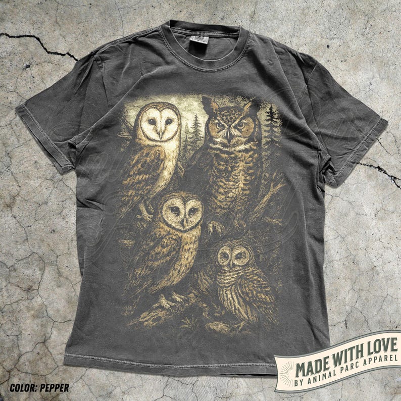 Owl Shirt Graphic Tee, Vintage Forest Night Birds T-Shirt, Wildlife Lover Gift, Boho Nature Top Cottagecore Aesthetic Animal Graphic Unisex bild 1