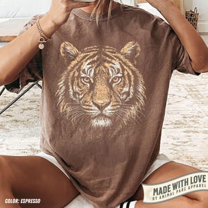 Tiger T Shirt Vintage Wildlife Tee, Big Cat Graphic Top, Safari Jungle Animal Shirt, Wild Cat Shirt, Retro Tiger Gift, Vintage Animal Tee