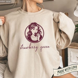 Strawberry Queen Sweatshirt Vintage Strawberry Sweater Retro Sweatshirt Cute Strawberry Lover Gift Girlfriend Strawberries Retro Berry Shirt
