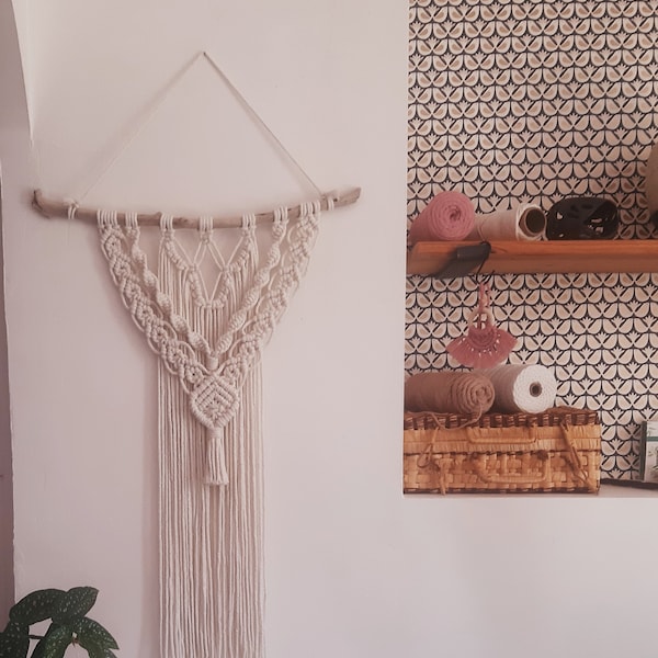 Macrame wanddecoratie van boho drijfhout en katoen.