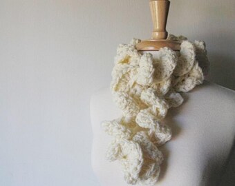 Bufanda de ganchillo con volantes: Bufanda con remolinos color crema, chal de novia