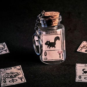 Llavero con tarjeta de Leshy de Inscryption (botella) / Réplica en miniatura personalizable de 5 x 3 cm