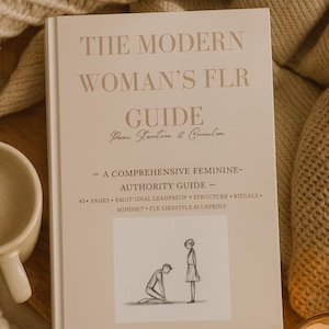 以下が含まれることがあります： 「The Modern Woman's FLR Guide」というタイトルの本。力、構造、つながりについてのテキストが書かれています。表紙は薄いベージュで、ベージュ色の文字と小さなイラストが描かれています。本は、ろうそくが灯された木製のトレイの上に置かれています。