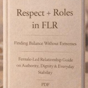 以下が含まれることがあります： 「Respect + Roles in FLR」というタイトルの本で、副題は「Finding Balance Without Extremes」です。コーヒーカップの隣のテーブルに置かれています。この本は、女性主導の関係に関するガイドで、権威、尊厳、日常の安定に焦点を当てています。スマートフォンもテーブルにあります。