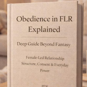 Könnte beinhalten: Ein Hardcover-Buch mit dem Titel "Obedience in FLR Explained" steht auf einer Holzoberfläche. Der Buchumschlag ist hellbeige, mit dunklerem Text. Der Text enthält "Deep Guide Beyond Fantasy" und "Female-Led Relationship". Eine Tasse und Bücher sind im Hintergrund.