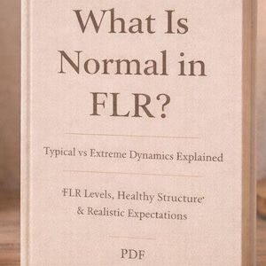 Könnte beinhalten: Ein Buch mit dem Titel "What Is Normal in FLR?" steht auf einer Holzoberfläche, neben einer brennenden Kerze in einem Glas und einer größeren Säulenkerze. Das Buchcover ist hellbeige, mit dunklerem Text. Der Untertitel lautet "Typical vs Extreme Dynamics Explained".