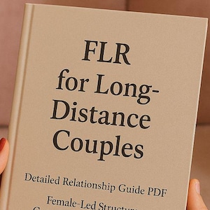 以下が含まれることがあります： 「FLR for Long-Distance Couples」というタイトルのベージュ色の本を人が持っています。表紙には「Detailed Relationship Guide PDF」、「Female-Led Structure, Communication & Rituals」、「Non-Explicit Handbook」という文字も含まれています。