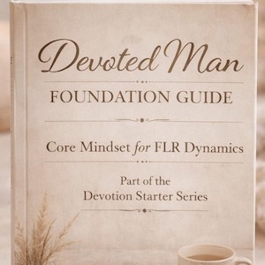 Könnte beinhalten: Ein Buch mit dem Titel "Devoted Man Foundation Guide" mit Text über den Kern-Mindset für FLR-Dynamiken. Das Buch wird von einem offenen Buch, einer Tasse Tee und einer kleinen Vase mit getrockneten Pflanzen gestützt. Der Hintergrund umfasst eine Kerze und einen Stift.