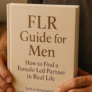 以下が含まれることがあります： 「FLR Guide for Men」というタイトルの本を人が持っています。本の表紙は薄いベージュ色で、タイトルは濃い茶色のフォントです。サブタイトルは「How to Find a Female-Led Partner in Real Life」と書かれています。