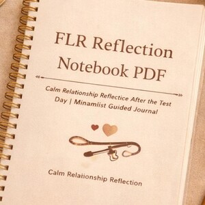 Könnte beinhalten: Ein cremefarbenes Spiralnotizbuch mit dem Text "FLR Reflection Notebook PDF" auf dem Cover. Das Cover zeigt auch den Text "Calm Relationship Reflectice After the Test Day | Minamlist Guided Journal" und eine Grafik eines Stethoskops und Herzen. Ein Stift und eine Kerze sind ebenfalls sichtbar.