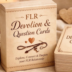 以下が含まれることがあります： 「Devotion & Question Cards」と「Devotion Cards」の文字が印刷されたベージュ色の箱とトランプ。箱にはハートと鍵のイラストが描かれています。火の灯ったろうそくと金のペンも写っています。