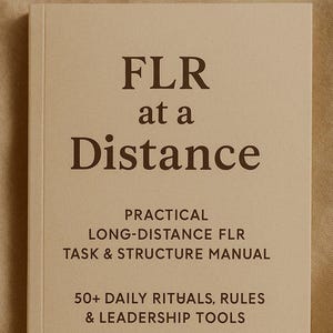 Könnte beinhalten: Ein beigefarbenes Buch mit dem Titel "FLR at a Distance" und dem Untertitel "Practical Long-Distance FLR Task & Structure Manual". Es listet auch "50+ Daily Rituals, Rules & Leadership Tools" und "PDF Guide" auf.