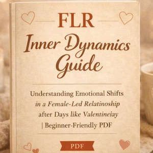 Peut inclure: Un livre intitulé "FLR Inner Dynamics Guide" avec une couverture beige, une tasse de café, une bougie allumée et une rose sur une surface douce et texturée. Le sous-titre du livre est "Comprendre les changements émotionnels dans une relation dirigée par une femme."