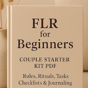 以下が含まれることがあります： 「FLR for Beginners」というタイトルのベージュ色の本。テキストには「Couple Starter Kit PDF」と「Female-Led Relationship Guide」が含まれています。本は、ドライフラワーが入った花瓶の隣にあります。