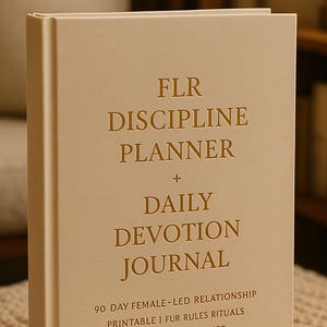 Könnte beinhalten: Ein beigefarbener Planer und ein Journal mit goldfarbenen Buchstaben. Auf dem Cover steht "FLR DISCIPLINE PLANNER + DAILY DEVOTION JOURNAL". Zusätzlicher Text lautet "90 DAY FEMALE-LED RELATIONSHIP PRINTABLE I FUR RULES RITUALS & DEVOTION TRACKER."