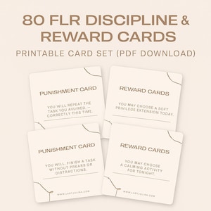 Könnte beinhalten: Ein Satz druckbarer Disziplin- und Belohnungskarten. Die Karten sind quadratisch mit abgerundeten Ecken und enthalten Texte wie "Bestrafungskarte" und "Belohnungskarten". Die Karten haben einen cremefarbenen Hintergrund mit braunem Text und einer dekorativen Linie.
