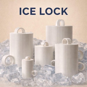 Pode incluir: Vários recipientes cilíndricos brancos com alças e tampas, dispostos sobre uma base de cubos de gelo. Os recipientes são de vários tamanhos e formas, cada um com uma alça a condizer na tampa. O texto azul marinho no topo diz "ICE LOCK".