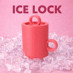 Peut inclure: Un objet cylindrique de couleur corail avec une poignée en anneau et un anneau sur le dessus, étiqueté "ICE LOCK" en lettres roses. L'objet repose sur un lit de glaçons sur un fond rose.