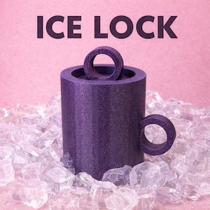 以下が含まれることがあります： 紫色の円筒形のマグカップ。円形のハンドルと、上部内側のリングが特徴。氷の上に置かれ、背景はピンク色。「ICE LOCK」の文字がマグカップの上に表示されています。