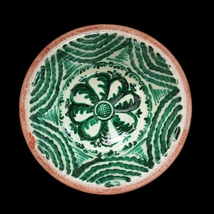 Pode incluir: Tigela de cerâmica pintada à mão com um design floral em tons de verde e branco. O interior da tigela apresenta um motivo floral central e um padrão repetitivo ao redor da borda. A borda é de cor marrom avermelhado.