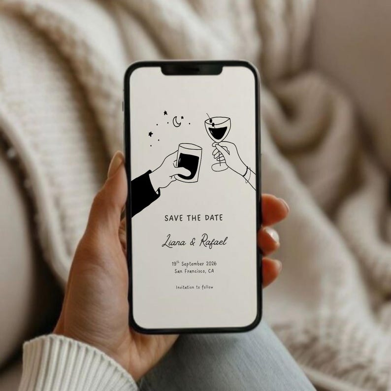 K&ouml;nnte beinhalten: Ein Smartphone zeigt eine Hochzeitseinladung mit minimalistischem Design. Die Schwarz-Wei&szlig;-Illustration zeigt zwei H&auml;nde, die mit Getr&auml;nken ansto&szlig;en, begleitet von Sternen und einem Mond. Der Text lautet "SAVE THE DATE" und die Namen "Liana & Rafael".