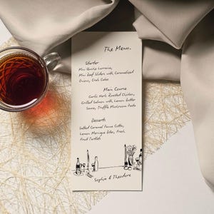 Puede incluir: Una tarjeta de menú crema con el título "The Menu" y una lista de platos, incluyendo entrantes, platos principales y postres. La tarjeta tiene texto e ilustraciones en negro. Un vaso de té está a la izquierda.