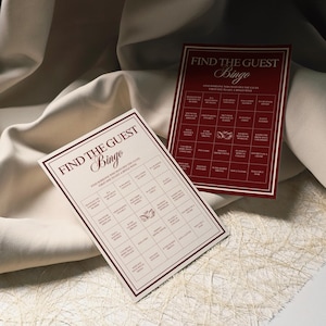 Peut inclure: Deux cartes de "Find the Guest Bingo". L'une est blanc cass&eacute; avec du texte et une bordure bordeaux, l'autre est bordeaux avec du texte et une bordure blanc cass&eacute;. Les cartes ont une grille de cases avec des invites.