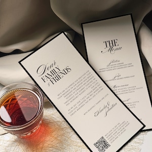 K&ouml;nnte beinhalten: Zwei elegante Hochzeitsmen&uuml;karten mit schwarzen R&auml;ndern und Kalligraphie-Text, darunter "Liebe Familie & Freunde" und "Die Speisekarte". Links steht ein Glas mit bernsteinfarbener Fl&uuml;ssigkeit. Die Men&uuml;s listen Vorspeisen, Hauptgerichte und Desserts auf.