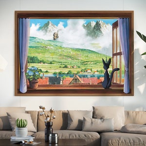 Könnte beinhalten: Gerahmter Wandkunstdruck, der eine Landschaftsszene durch ein Fenster zeigt. Das Kunstwerk zeigt eine schwarze Katzen-Silhouette, Berge, ein Schiff und eine Stadt. Das Fenster hat blaue Vorhänge und einen Holzrahmen. Auf der Fensterbank steht ein Blumentopf.