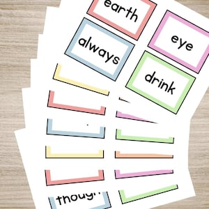 Puede incluir: Una pila de tarjetas blancas con bordes de colores y texto negro. Las tarjetas presentan palabras como "always", "earth", "eye" y "drink". Los bordes son de varios colores pastel, incluyendo rosa, azul y verde.
