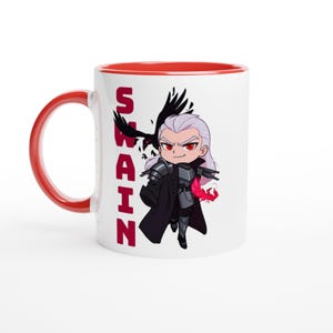 Puede incluir: Taza de cerámica blanca con interior y asa rojos. La taza presenta una ilustración de dibujos animados de un personaje con cabello blanco, ojos rojos y ropa negra. La palabra "SWAIN" está impresa verticalmente en rojo.