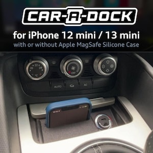 Peut inclure: Un étui de téléphone bleu avec un téléphone noir à l'intérieur est placé dans la console centrale d'une voiture. Le téléphone est dans un support de voiture conçu pour iPhone 12 mini ou 13 mini avec ou sans coque en silicone MagSafe.