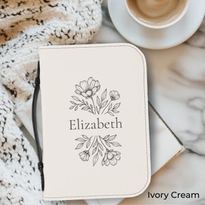 Gepersonaliseerde bijbelomslag, bloemen aangepaste bijbelhoes met handvat voor christelijke moeder, notitieboekhoes met wilde bloemen monogram Faith Jesus cadeau voor moeder