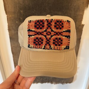 Gorra de camionero con parche textil antiguo