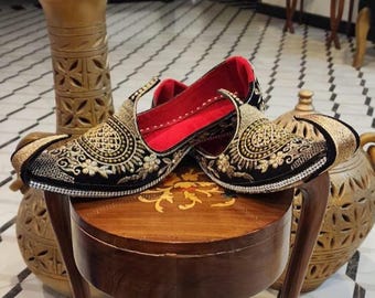 Handcrafted Embroidered Khussa Shoes: Traditional Indian Pakistani Footwear