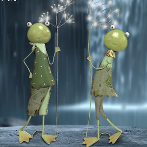 Tall Solar Green Metal Frog Garden Statues Holding Flower Lights, Outdoor Garden Decoration Patio Yard Art Animal Sculpture