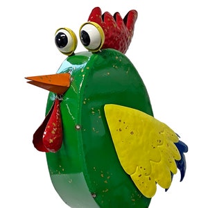 Statue di galli in metallo colorato e bizzarro